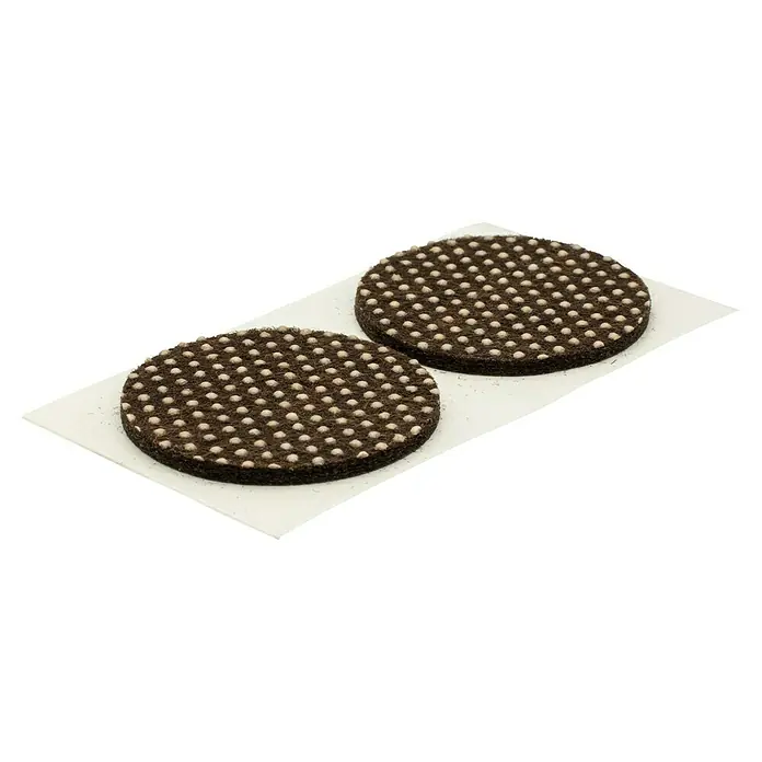 Wagner System Anti-Rutsch-Pad - Ø x H: 40 x 3 mm, Braun/Beige, Kleben, 4 Stk. - Nahaufnahme von zwei runden, braunen Scheuerschwämmen mit weißen Noppen auf einem weißen Tuch. Die Schwämme sind für die Reinigung.