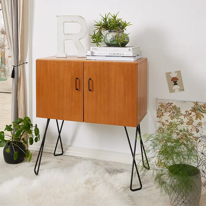 Wagner System Möbelfuß Hairpin Twist - Höhe: 400 mm, Stahl, Schwarz - Stilvoller Mid-Century Schrank aus Holz mit zwei Türen und filigranem, schwarzen Metallgestell, dekoriert mit Pflanzen und Büchern.