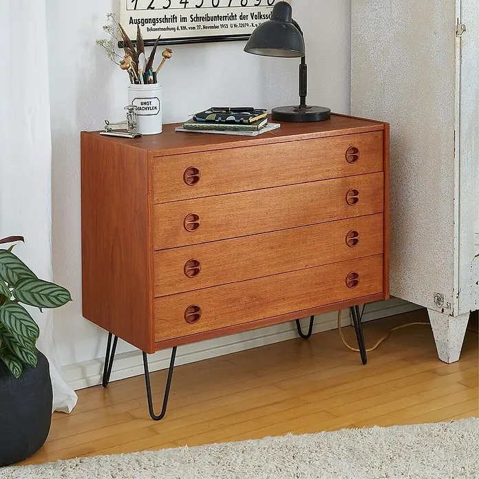 Wagner System Möbelfuß Hairpinlegs - Stahl, Höhe: 10 cm, Schwarz - Eine Mid-Century-Kommode aus Holz mit vier Schubladen und schlanken Metallbeinen. Dekorative Elemente zieren die Oberseite.