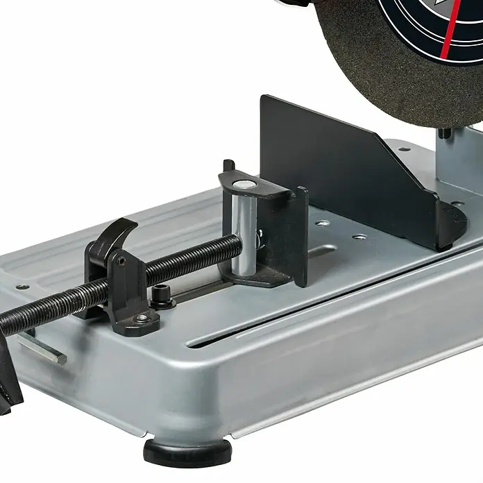 Einhell Tronzadora TC-MC 355/1 - 2.200 W, Diámetro disco: 355 mm, 4.200 r.p.m. - Primer plano de una tronzadora de metal con tornillo de banco, diseñada para el corte preciso de piezas metálicas.