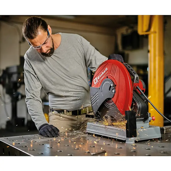 Einhell Tronzadora TC-MC 355/1 - 2.200 W, Diámetro disco: 355 mm, 4.200 r.p.m. - Una sierra tronzadora de metal Einhell en acción, cortando metal de forma segura con chispas.