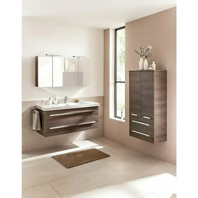 Lanzet K1 Waschtischunterschrank - 119,2 x 44,3 x 48,3 cm, Eiche Maron - Elegantes Badezimmer-Interieur mit einem Waschtischunterschrank in Holzoptik, Spiegelschrank und einem passenden Hängeschrank für stilvolle Badgestaltung.