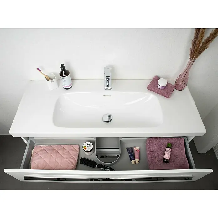 Lanzet K1 Badmöbel-Set K11W1 - 119,2 cm, Weiß - Badezimmerwaschtisch mit offenem Schubfach, das Kosmetikartikel, Handtücher und eine Bürste enthält.