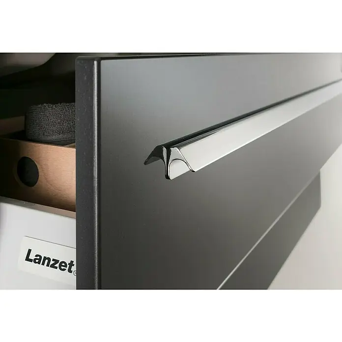 Lanzet K1 Badmöbel-Set K19G2 - 89,2 cm, Grafit - Nahaufnahme einer schwarzen Lanzet Schublade mit einem eleganten, verchromten Griff, der das moderne Design hervorhebt.