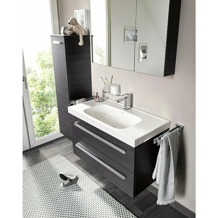 Lanzet K1 Einbauwaschbecken - 91 x 46 cm, Weiß - Modernes Badezimmer-Interieur mit Waschtischunterschrank, Spiegelschrank und Hochschrank in dunklem Holzdekor. Der stilvolle Waschtischbereich bietet viel Stauraum.