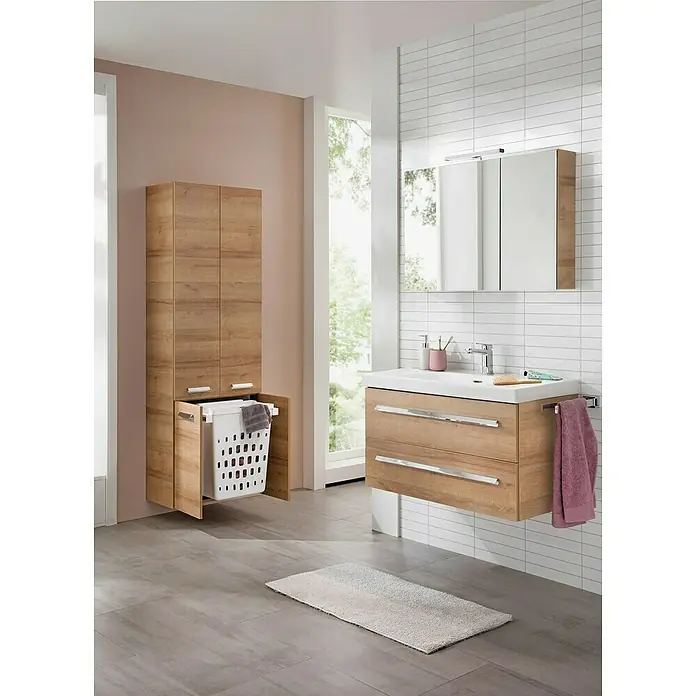 Lanzet K1 Waschtischunterschrank - 89,2 x 44,3 x 48,3 cm, Berg Eiche - Badezimmer-Interieur mit Waschtischunterschrank in Holzoptik und passendem Hochschrank mit Wäschekorb.