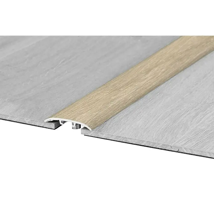 LOGOCLIC Universalprofil 3in1 Navy Side - 0,9 m x 37 mm x 4,5 mm, Schrauben - Nahaufnahme einer Bodenübergangsleiste in Holzoptik, die zwei verschiedene Bodenbeläge miteinander verbindet. Ideal für einen sauberen Übergang.