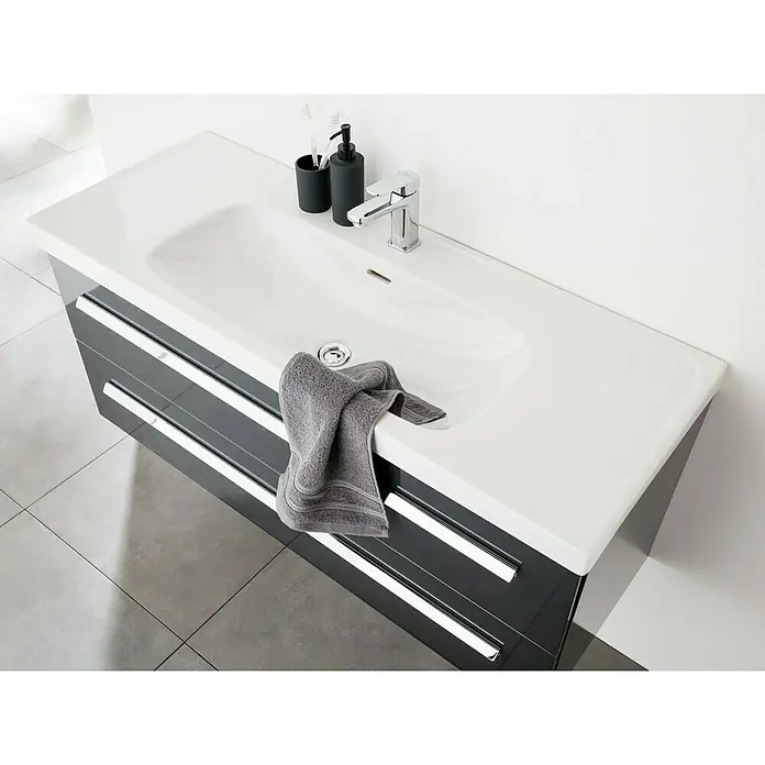 Lanzet K1 Badmöbel-Set K11G1 - 119,2 cm, Grafit - Waschbeckenunterschrank mit weißem Aufsatzwaschbecken, grauen Schubladen, Handtuch, Armatur und Badutensilien für ein modernes Badezimmer.