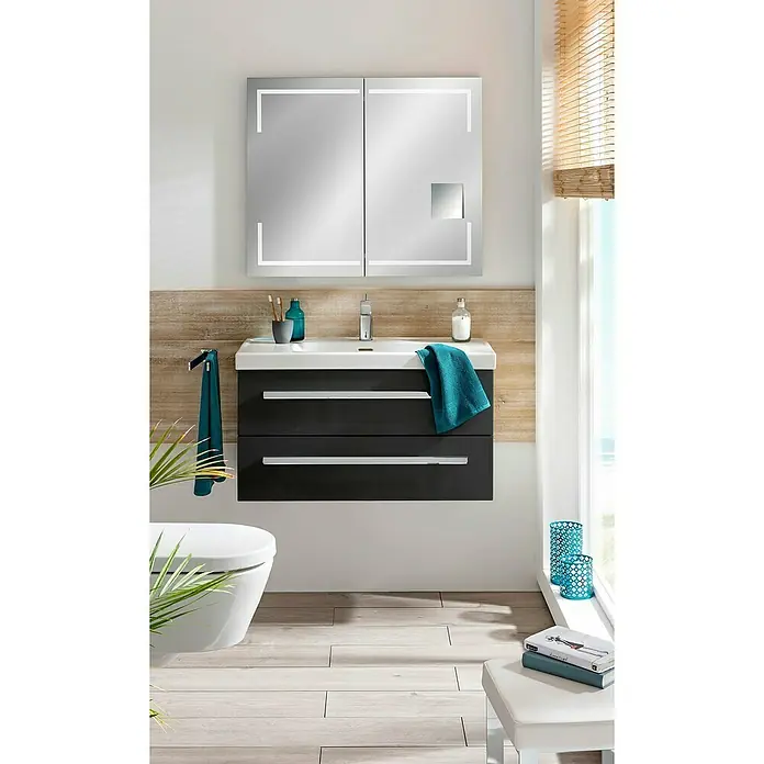 Lanzet K1 Waschtischunterschrank - 89,2 x 44,3 x 48,3 cm, Grafit - Ein modernes Badezimmer mit einem Waschbeckenunterschrank in Schwarz und Weiß, darüber ein Spiegelschrank mit integrierter Beleuchtung.