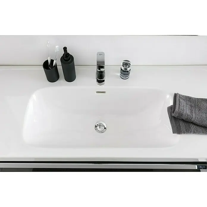 Lanzet K1 Badmöbel-Set K11G1 - 119,2 cm, Grafit - Moderne Waschbecken-Ansicht von oben mit Armatur, Seifenspender, Zahnbürstenhalter und Handtüchern auf einer glatten, weißen Oberfläche.