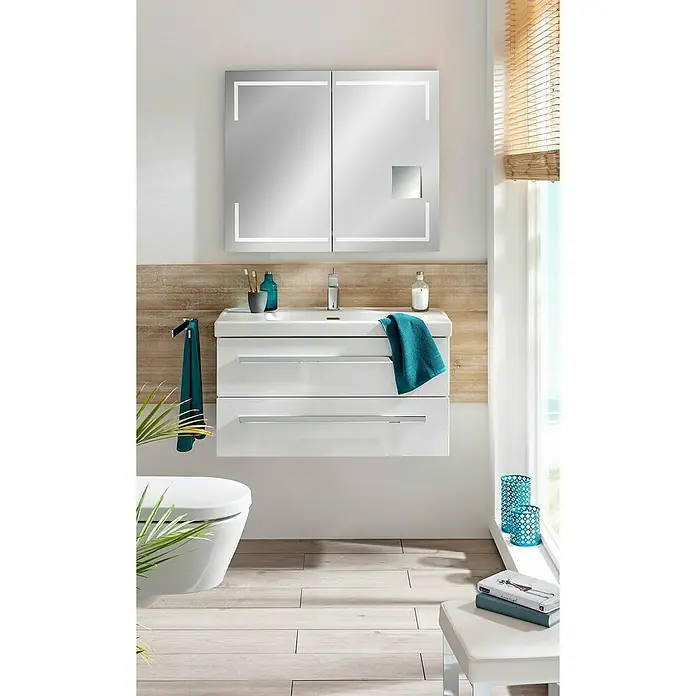 Lanzet K1 Waschtischunterschrank - 89,2 x 44,3 x 48,3 cm, Weiß - Ein modernes Badezimmer mit einem weißen Waschtischunterschrank und einem beleuchteten Spiegelschrank. Holzverkleidung und Accessoires runden das Bild ab.