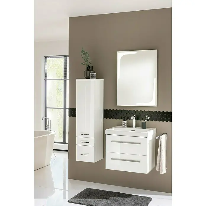 Lanzet K1 Waschtischunterschrank - 59,2 x 44,3 x 48,3 cm, Weiß - Ein modernes Badezimmer-Ensemble mit einem weißen Waschtischunterschrank, einem Hochschrank und einem Spiegel vor einer braunen Wand.