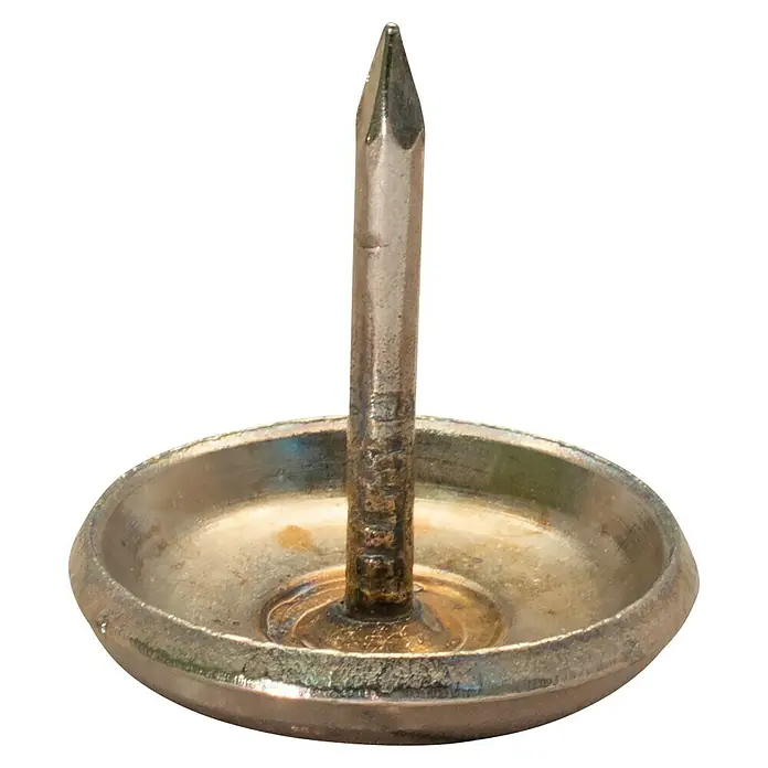 Wagner System Möbelgleiter - Messing, Durchmesser: 20 mm, 4 Stk. - Nahaufnahme eines einzelnen Polsternagels mit breitem Kopf und scharfer Spitze, ideal zum Befestigen von Stoffen an Möbeln.