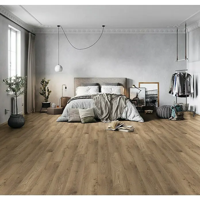 Krono Original Laminat Atlantic 12 - Haybridge Oak, Landhausdiele, 1.288 x 195 x 12 mm - Helles Schlafzimmer mit Holzboden. Das natürliche Holz verleiht dem Raum Wärme und eine einladende Atmosphäre.