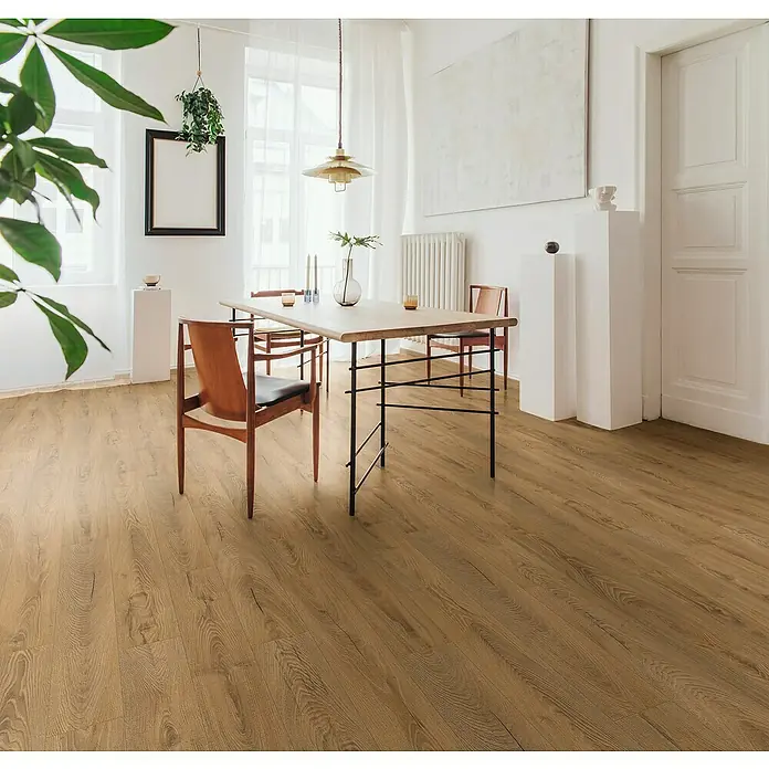 Krono Original Laminat Atlantic 10 - Inca Carpenter Oak, Landhausdiele, 1.288 x 195 x 10 mm - Ein heller Raum mit Holzboden, einem Esstisch und Stühlen. Der Fokus liegt auf dem Holzboden.