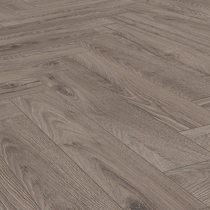 Krono Original Laminat Herringbone - Rutherford Oak, Fischgrät, 630 x 126 x 8 mm - Ein detailreiches Bild von hellem Eichenparkett im Fischgrätmuster, das die natürliche Holzstruktur hervorhebt.