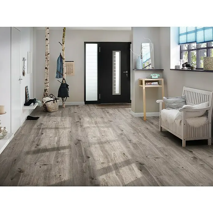 Krono Original Laminatmuster Organic Classic Tornado Oak - 297 x 195 x 8 mm, Landhausdiele - Einladender Eingangsbereich mit stilvollem Vinylboden in Holzoptik, der Wärme und Eleganz vermittelt. Die moderne Gestaltung schafft eine wohnliche Atmosphäre.