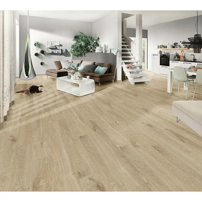 Krono Original Laminat Organic Classic Eurus Oak1.288 x 195 x 8 mm, Landhausdiele, Eurus Oak - Ein modernes Wohnzimmer mit hellem Holzboden, braunem Sofa und einem hängenden Sessel, der eine gemütliche Atmosphäre schafft.