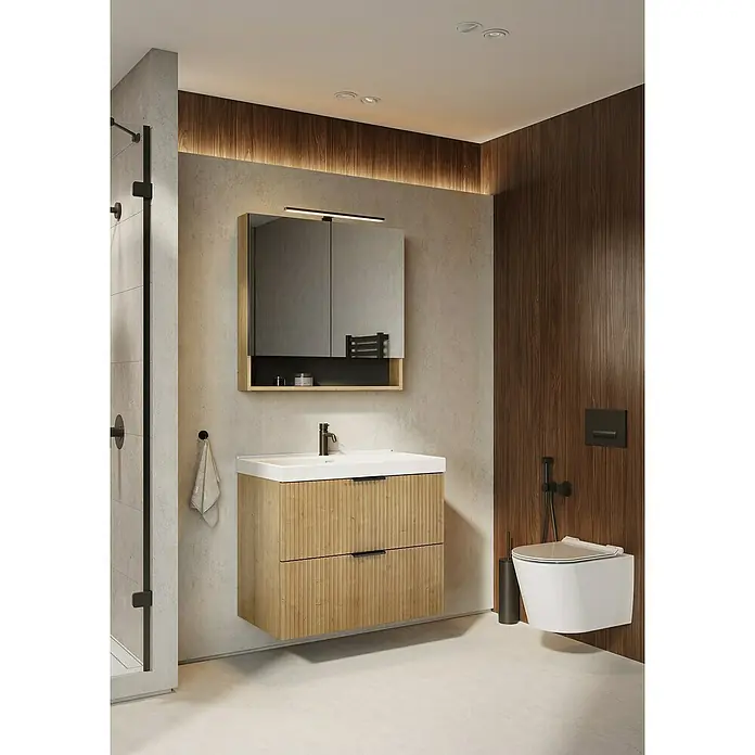 Camargue Badmöbel-Set Yasumi - 81 cm, Hamilton Eiche - Ein modernes Badezimmer mit einem Waschtisch mit Holzstruktur und einem beleuchteten Spiegelschrank. Elegantes Design für ein stilvolles Ambiente.