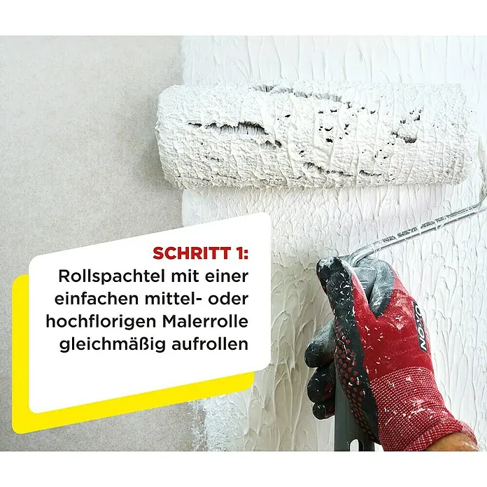 SG Weber Rollspachtel Malerfinish To Go - 15 kg, Gebrauchsfertig - Nahaufnahme einer Hand mit Handschuh, die mit einer Farbwalze weiße Farbe auf eine Wand aufträgt.