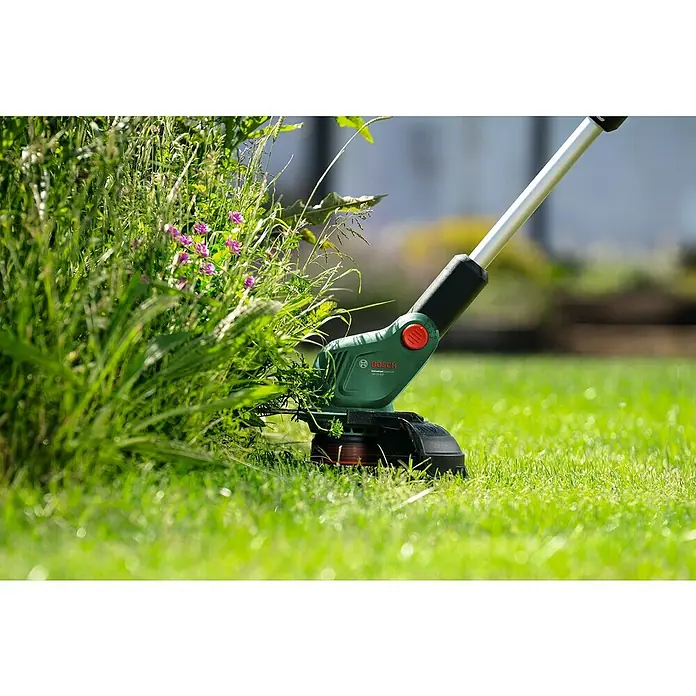 Bosch Power for All 18V Akku-Rasentrimmer UniversalGrassCut 18V-26-500 - 18 V, Li-Ionen, Ohne Akku - Nahaufnahme eines Bosch UniversalGrassCut 18V-260 Akku-Rasentrimmers bei der Arbeit in einem grünen Garten.