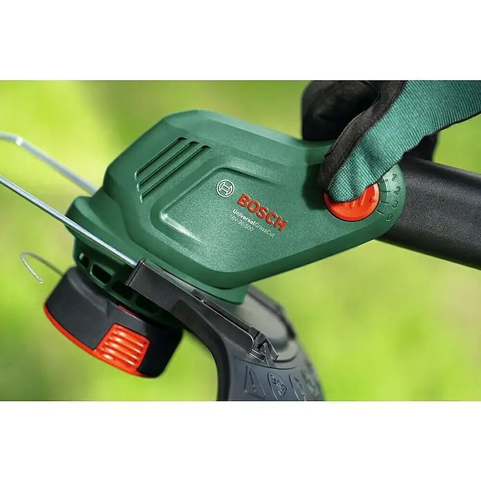 Bosch Power for All 18V Akku-Rasentrimmer UniversalGrassCut 18V-26-50018 V, Li-Ionen, Ohne Akku - Nahaufnahme eines Bosch UniversalGrassCut 18V-26-500 Akku-Rasentrimmers, der für präzise Rasenkantenpflege eingesetzt wird.