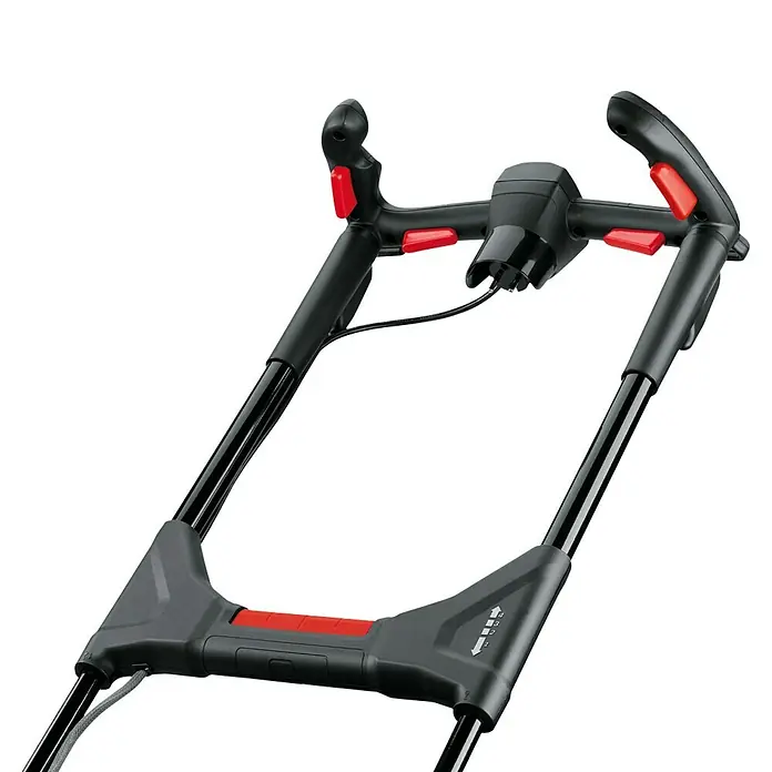 Bosch Elektro-Rasenmäher AdvancedRotak 40-650 - 1.700 W, Schnittbreite: 40 cm - Nahaufnahme des schwarzen und roten Griffs eines Rasenmähers, der die Bedienelemente hervorhebt.