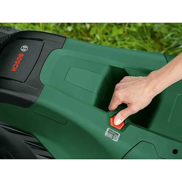 Bosch Elektro-Rasenmäher AdvancedRotak 44-750 - 1.800 W, Schnittbreite: 44 cm - Detailaufnahme eines Bosch Rasenmähers mit rotem Startknopf und Bedienelementen, bedient von einer Hand.