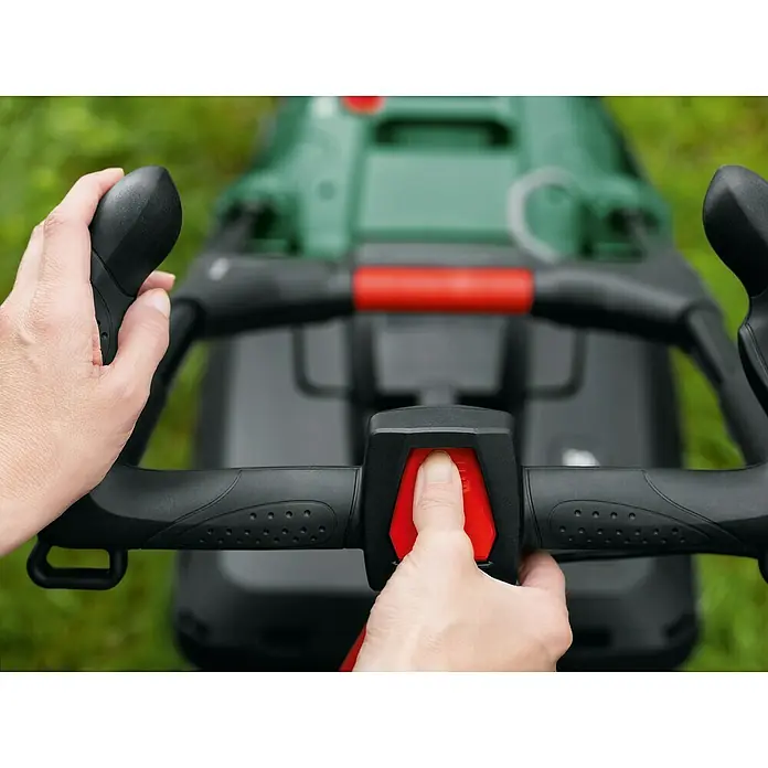 Bosch Elektro-Rasenmäher AdvancedRotak 40-650 - 1.700 W, Schnittbreite: 40 cm - Die Hände einer Person bedienen einen Rasenmäher, wobei ein roter Knopf gedrückt wird, um den Rasenmäher zu starten.