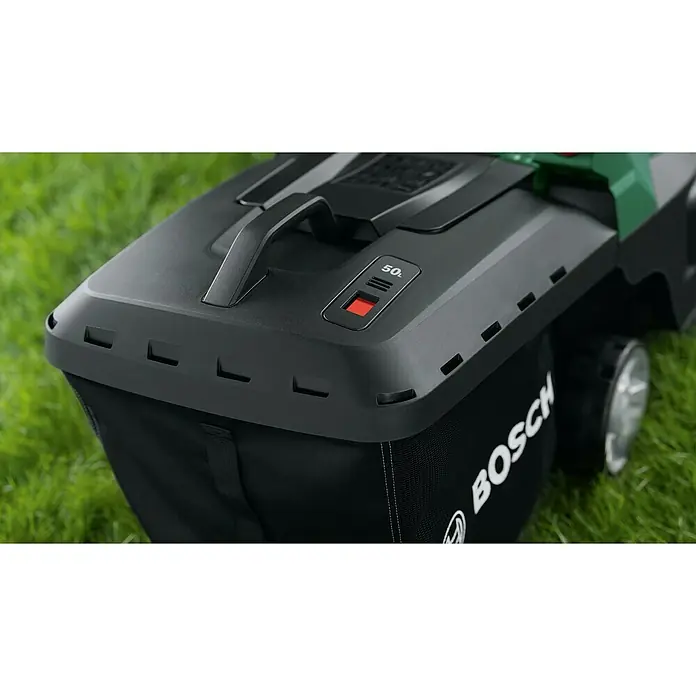 Bosch Elektro-Rasenmäher AdvancedRotak 40-650 - 1.700 W, Schnittbreite: 40 cm - Nahaufnahme eines Bosch Rasenmähers mit einem 50-Liter-Fangkorb auf grünem Gras. Die Marke Bosch ist gut sichtbar.