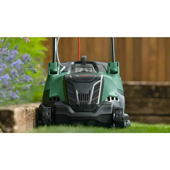 Bosch Elektro-Rasenmäher AdvancedRotak 40-650 - 1.700 W, Schnittbreite: 40 cm - Frontansicht eines Bosch-Rasenmähers mit grünem Gehäuse und schwarzen Details, der auf einem Rasen steht. Perfekt für Gartenarbeiten.