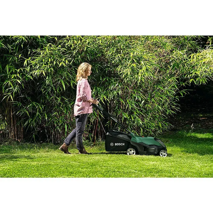Bosch Elektro-Rasenmäher AdvancedRotak 40-650 - 1.700 W, Schnittbreite: 40 cm - Frau mäht Rasen mit grünem Bosch Rasenmäher. Kompaktes und leichtes Design für einfache Handhabung.