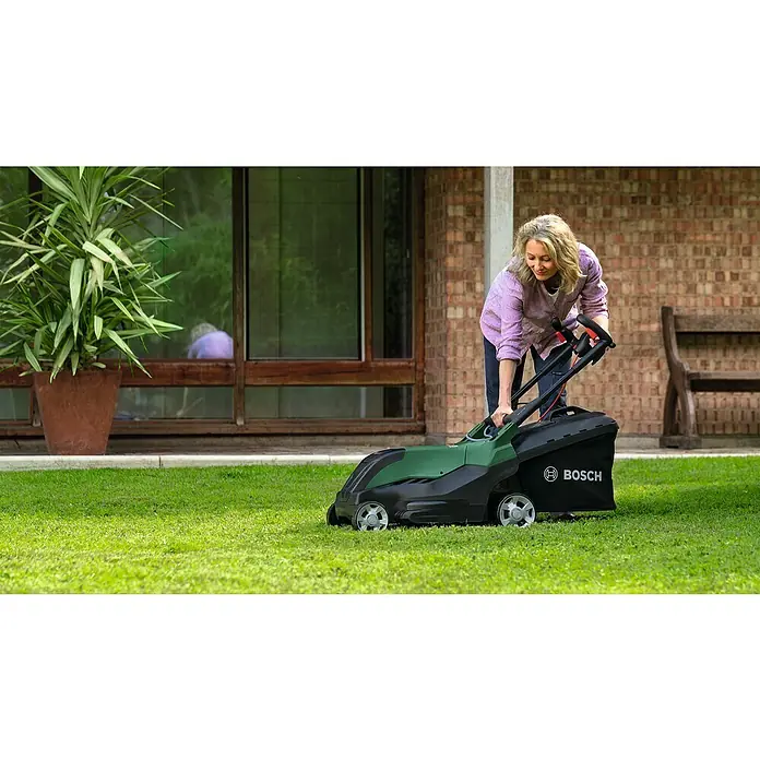 Bosch Elektro-Rasenmäher AdvancedRotak 40-650 - 1.700 W, Schnittbreite: 40 cm - Frau bedient einen Bosch-Rasenmäher im Garten, der für effizientes und präzises Mähen ausgelegt ist.