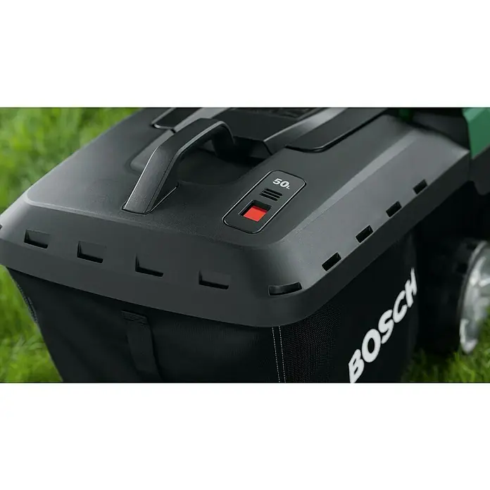 Bosch Elektro-Rasenmäher AdvancedRotak 44-750 - 1.800 W, Schnittbreite: 44 cm - Detailaufnahme des Rasenmähersacks von Bosch, der ein Fassungsvermögen von 50 Litern hat und sich ideal zum Auffangen von Grasschnitt beim Rasenmähen eignet.