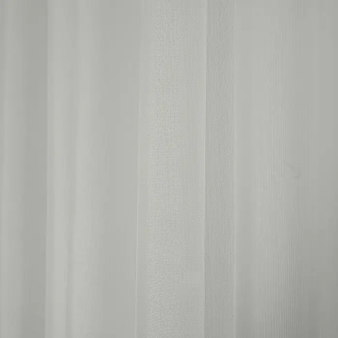 Elbersdrucke Schlaufenbandschal Pure - B x H: 140 x 255 cm, 100 % Polyester, Beige - Naheaufnahme eines weißen, lichtdurchlässigen Vorhangs, der sanftes Licht durchlässt und eine elegante Atmosphäre schafft.
