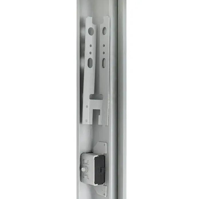 Hörmann Eckzarge - 75 x 200 cm - Detailansicht eines Metallprofils mit Halterung und Verschlussmechanismus, präzise gefertigt und montiert.