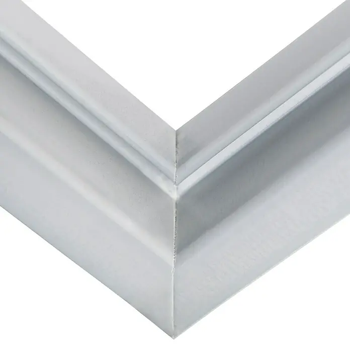 Hörmann Eckzarge - 87,5 x 200 cm - Nahaufnahme einer Ecke eines weißen Bilderrahmenprofils. Eine elegante und moderne Ergänzung für jedes Zuhause oder Büro.