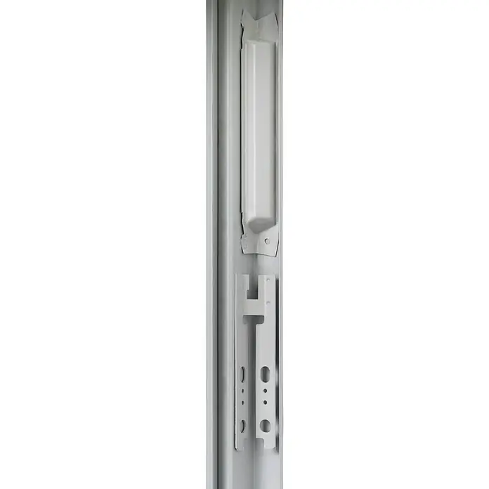 Hörmann Eckzarge - 75 x 200 cm - Eine Nahaufnahme einer weißen Metallschiene mit verschiedenen Befestigungspunkten und Aussparungen. Ideal für Möbelbau und Heimwerkerprojekte.
