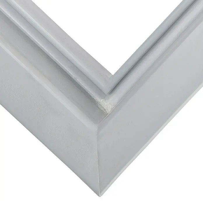 Hörmann Eckzarge - 75 x 200 cm - Detailaufnahme eines silbernen Bilderrahmen-Ecks. Die Oberfläche schimmert edel und fängt das Licht elegant ein.