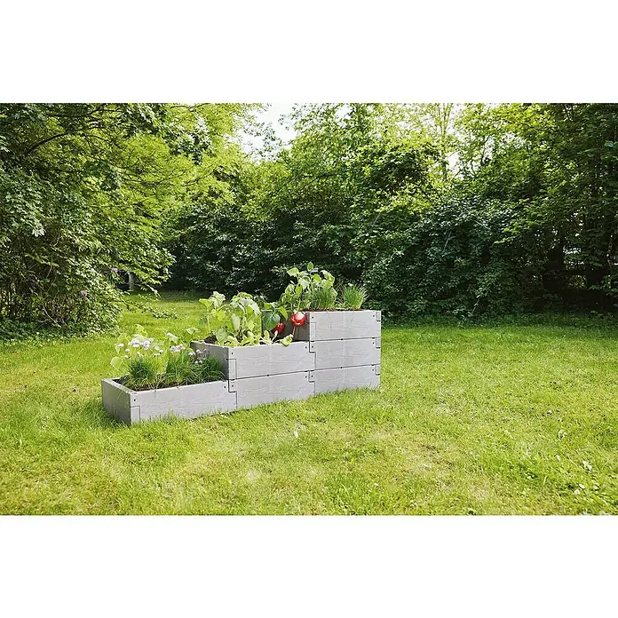 Juwel Hochbeet Timber Pflanztreppe - 190 x 60 x 60 cm, Kunststoff, Nordic Wood - Ein mehrstufiger Hochbeet-Pflanzkasten aus grauem Holzverbundmaterial mit verschiedenen Pflanzen in einem Garten.