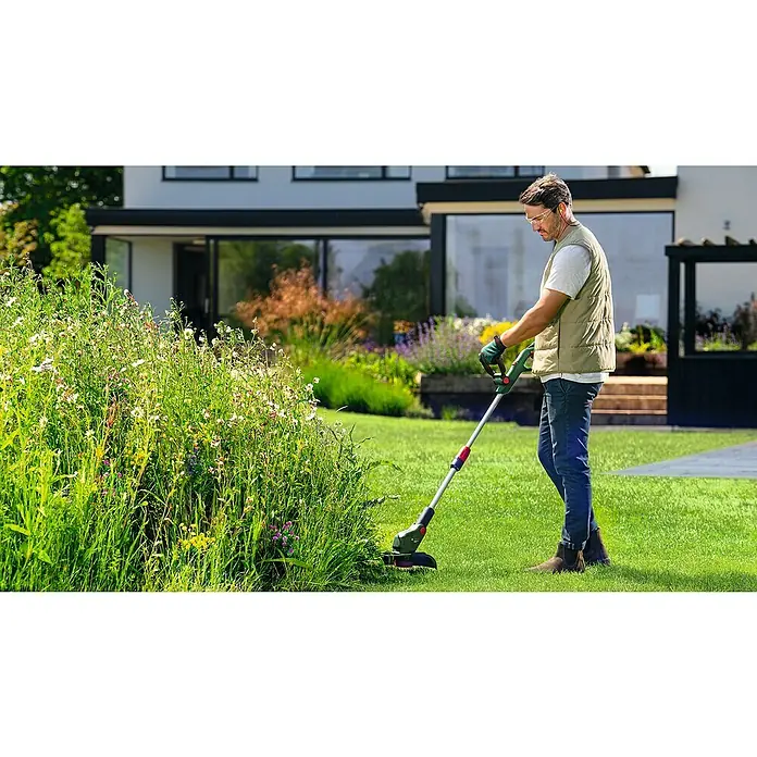 Bosch Power for All 18V Akku-Rasentrimmer UniversalGrassCut 18V-23-450 - 18 V, Ohne Akku - Ein Mann trimmt Gras mit einem Rasentrimmer. Präzise Rasenkanten mit dem Bosch Rasentrimmer für einen gepflegten Garten.