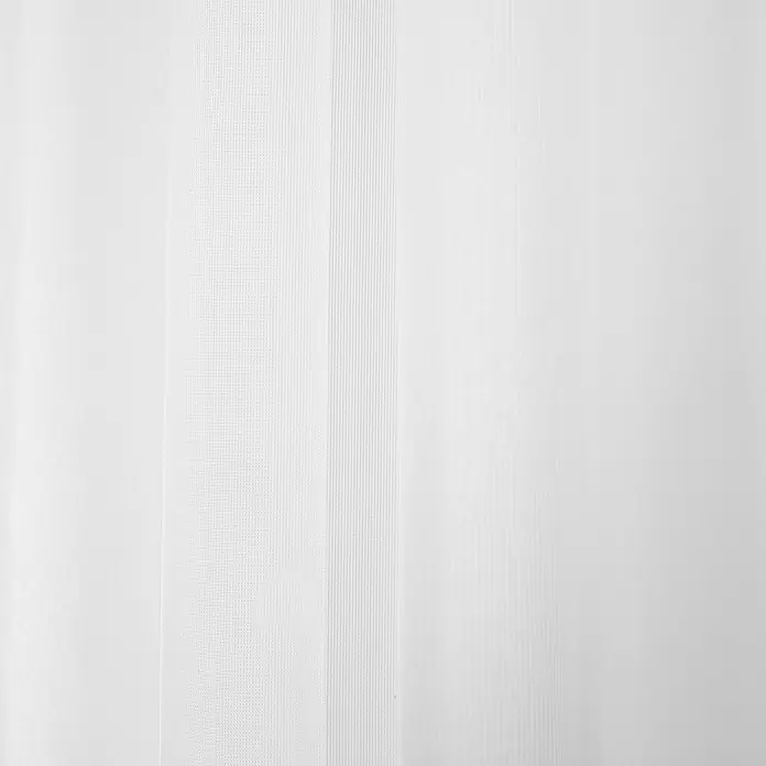 Elbersdrucke Schlaufenbandschal PureB x H: 140 x 255 cm, 100 % Polyester, Weiß - Nahaufnahme eines weißen, vertikal gestreiften Stoffes mit subtilen Texturen und leichter Transparenz.