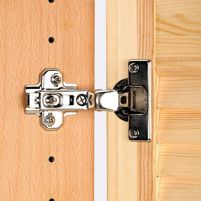 Wolfcraft Forstnerbohrer-Set - 2 -tlg., Durchmesser Schaft: 10 mm - Detailaufnahme eines Möbelscharniers aus Metall, befestigt an Holzoberflächen, das die Funktionalität und Bauweise hervorhebt.