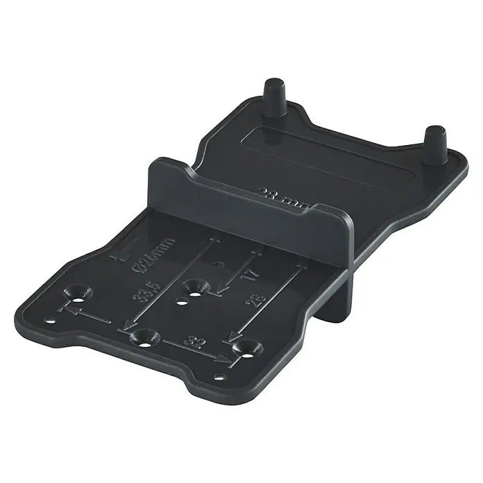 Wolfcraft Forstnerbohrer-Set - 2 -tlg., Durchmesser Schaft: 10 mm - Eine Nahaufnahme eines schwarzen Kunststoff-Montageadapters mit verschiedenen Messungen und Aussparungen, der die Installation erleichtert.