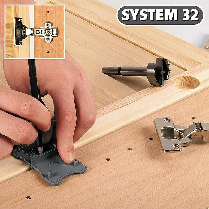 Wolfcraft Forstnerbohrer-Set - 2 -tlg., Durchmesser Schaft: 10 mm - Bild eines Werkzeugs zur Installation von Scharnieren. Ein Scharnierfräser und eine Schablone erleichtern die Montage.