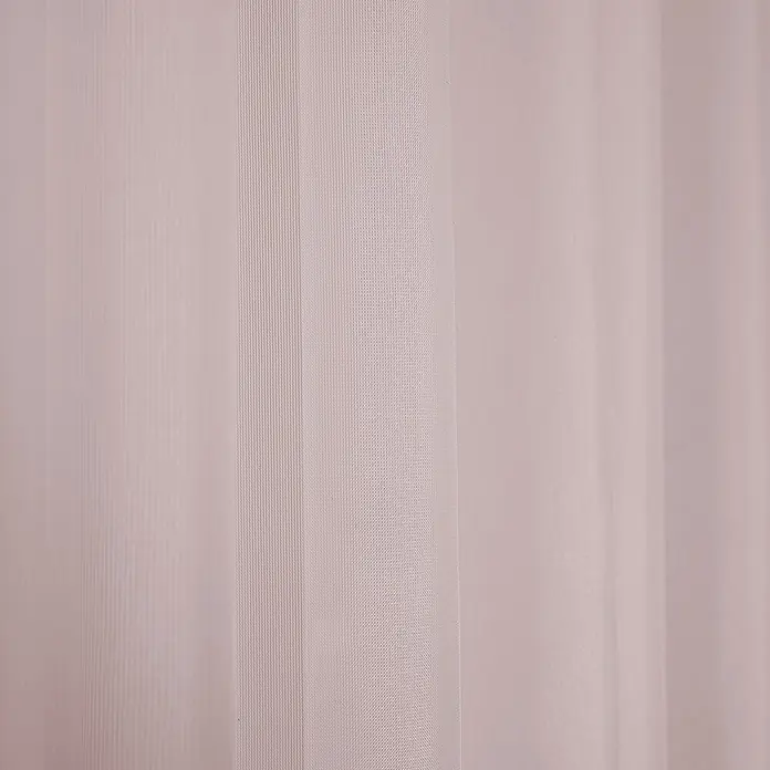 Elbersdrucke Schlaufenbandschal Pure - B x H: 140 x 255 cm, 100 % Polyester, Lila - Nahaufnahme von eleganten, strukturierten, halbtransparenten weißen Vorhängen, die sanftes Licht durchlassen und eine ruhige, luftige Atmosphäre erzeugen.
