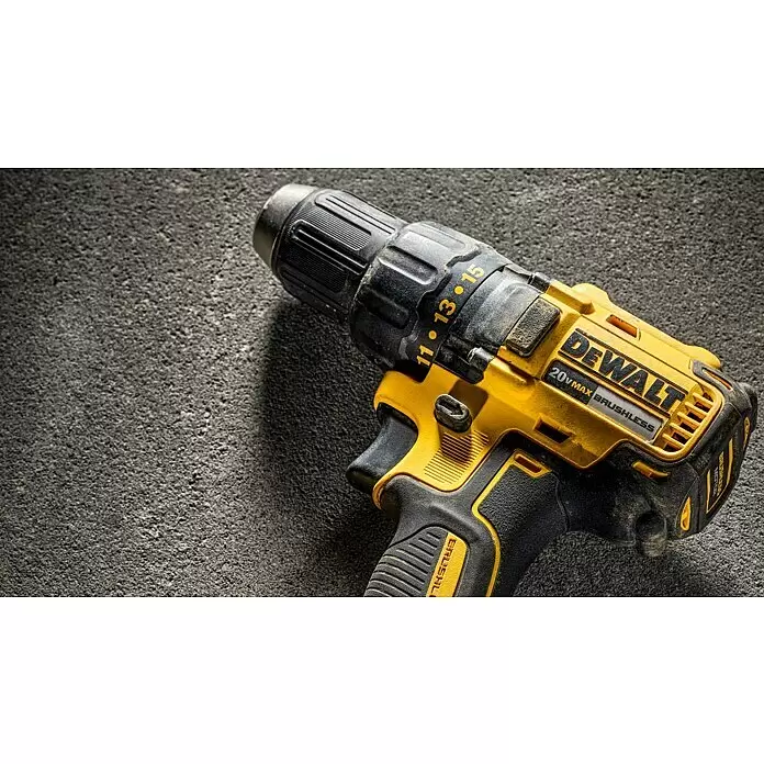 DeWalt XR 18V Taladro atornillador de batería DCD777D2T-QW - 18 V, 2 baterías, 2 Ah, 65 Nm - Un taladro inalámbrico DEWALT 20V MAX BRUSHLESS amarillo y negro usado con portabrocas negro, sobre una superficie oscura y texturizada.