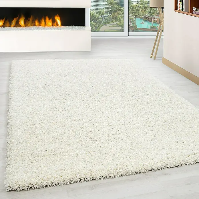 Hochflorteppich Life 1500 - Cream, 340 x 240 cm, 100% Polypropylen - Detailaufnahme eines hochflorigen, rechteckigen Teppichs in strahlendem Weiß, der eine weiche und einladende Atmosphäre vermittelt.