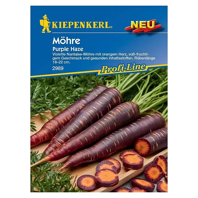 Kiepenkerl Profi-Line Gemüsesamen Möhren - Daucus carota, Saatzeit: April, Erntezeit: August - Ganze und geschnittene lila 'Purple Haze' Karotten mit orangefarbenem Kern auf einem Holzbrett.