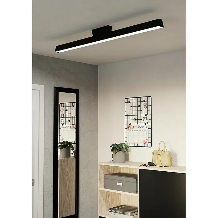 Eglo LED-Deckenleuchte ZigBee Simolaris.z - 39 W, L x B x H: 122 x 5,5 x 11 cm, Aluminium, Schwarz - Aufnahme einer modernen schwarzen Deckenleuchte, die ein helles, gleichmäßiges Licht in einem stilvollen Interieur ausstrahlt.